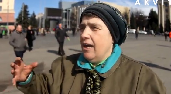 Женщина в полном восторге от жилища Януковича под Киевом. Кадр из видео.