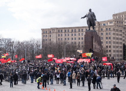 Людей на площади становится все больше. Фото с сайта dozor.kharkov.ua.