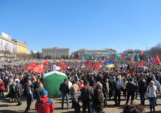 Митингующие на площади Свободы. Фото с сайта dozor.kharkov.ua.