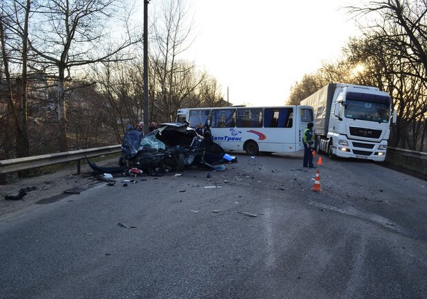 Новость - События - Под Харьковом иномарка столкнулась с автобусом: есть погибшие и пострадавшие