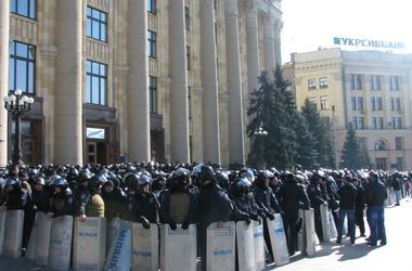 Даже 8 марта возле Харьковской ОГА дежурили  правоохранители. Фото Максима Иванова.