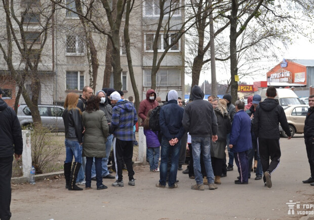 Активисты стоят у базы "Беркута" уже четвертый день. Фото Vgorode.