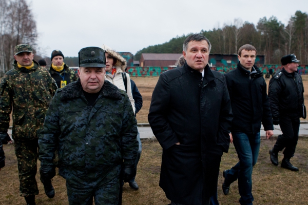 Арсен Аваков и добровольцы. Фото с сайта podrobnosti.ua.