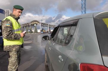 Пограничники запрещают въезжать в Украину мужчинам. Фото с сайта topwar.ru.