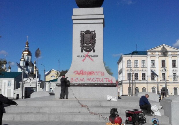 Новость - События - Памятник Независимости Украины в Харькове расписали угрозами в адрес ультрас