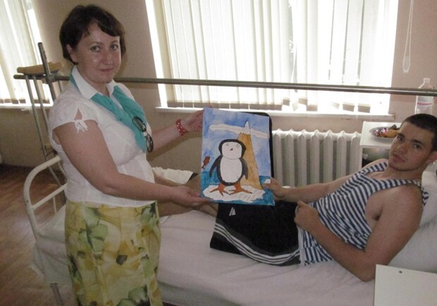 Курсантов в больнице порадовали письмами и рисунками от детей. Фото с сайта kp.ua.