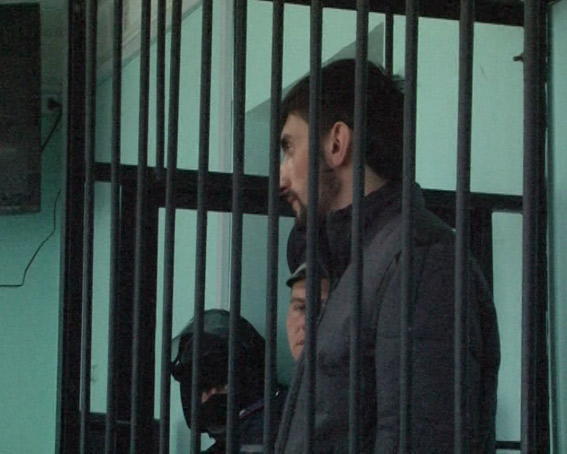 Горе-сепаратист за решеткой. Фото с сайта zn.ua.