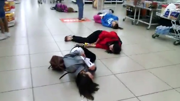 Девушки лежали на полу пять минут. Кадр из видео. 