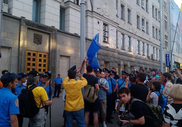 Флаг Евросоюза вчера повесили активисты. Фото с сайта vk.com/itsector_ua.
