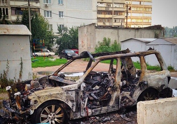 Новость - События - В Харькове во дворе жилого дома дотла сгорел джип