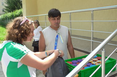 Добровольцы помогают чем могут. Фото с сайта segodnya.ua.