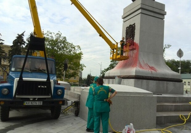 Памятник Независимости раскрашивали в этом году дважды. Фото с сайта горсовета. 