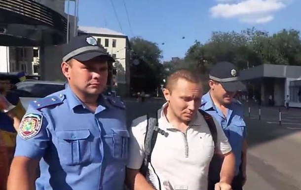 Новость - События - Задержание или защита: в Харькове мужчину с георгиевской лентой увезла милиция