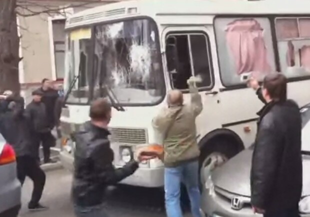Новость - События - Нападавший на автобус с военными пророссийский активист сядет на пять лет
