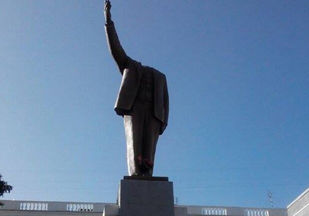 Новость - События - Ленинопад продолжается: еще один памятник вождю обезглавлен