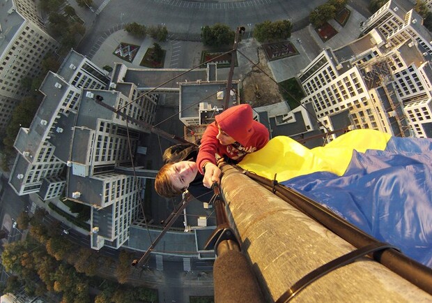 Новость - Люди города - Фотофакт: харьковские руферы вывесили на вышке Госпрома флаг Украины