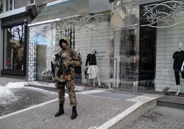 Новость - События - В элитных бутиках в центре Харькова проводят обыски - магазины заблокировали автоматчики