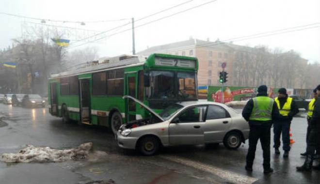 Новость - События - На Сумской троллейбус протаранил "Ланос": трое в больнице