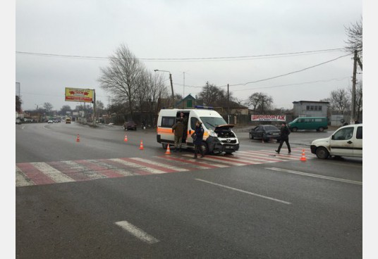Новость - События - Под Харьковом  машина скорой помощи попала в аварию: двое пострадавших