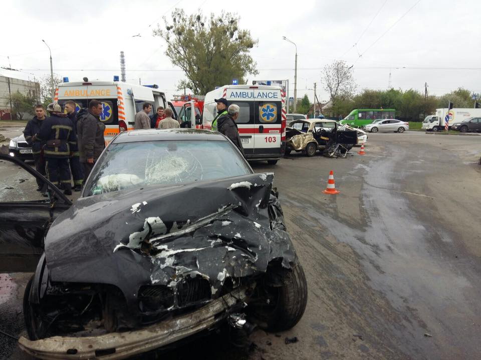Новость - События - На Салтовке BMW  протаранил ВАЗ: пятеро пострадавших