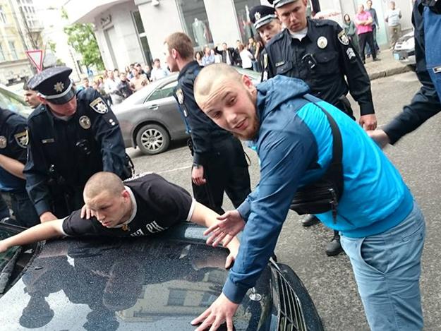 Новость - События - Опубликовано видео ранения патрульного: "Азов"  отрицает причастность