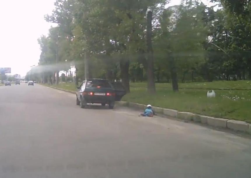 Новость - События - На Салтовке из машины на ходу  выпал ребенок (видео)