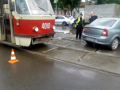 Новость - События - В Харькове легковушка подрезала трамвай