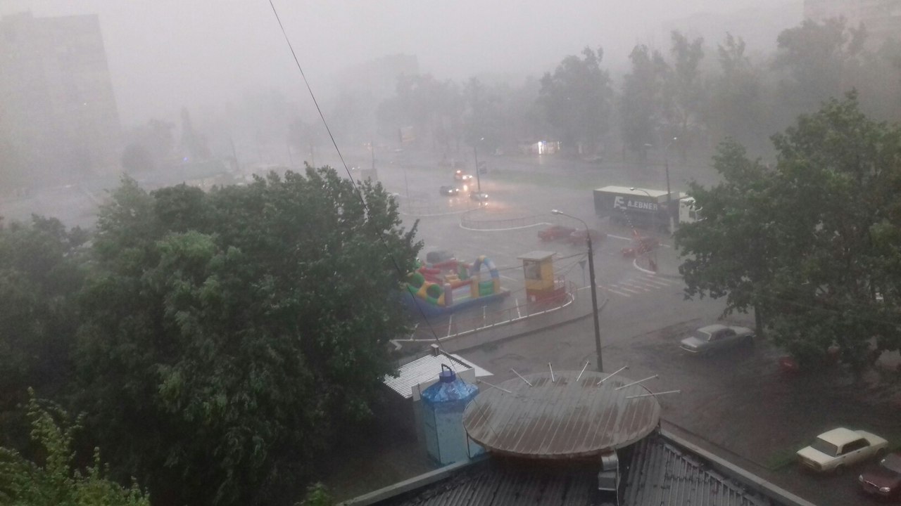 Новость - События - Плывущие и разбитые машины, поваленные деревья: по Харькову пронесся ураган (фото, видео)