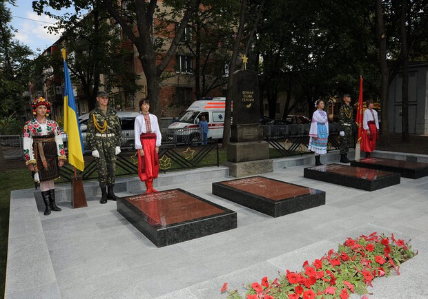 И современные дети стоят в почетном карауле на могиле погибших воинов. Фото с сайта city.kharkov.ua