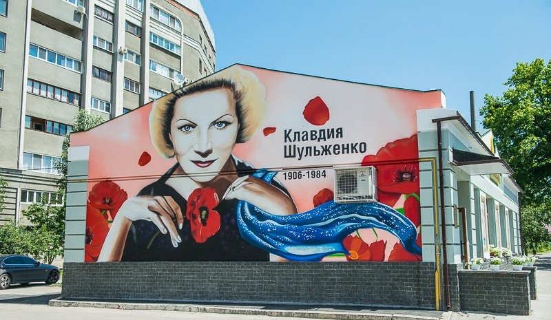Новость - События - На Московском проспекте появились два мурала с портретом Клавдии Шульженко