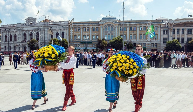 Новость - События - В Харькове возложили цветы к памятнику Независимости Украины (фоторепортаж)