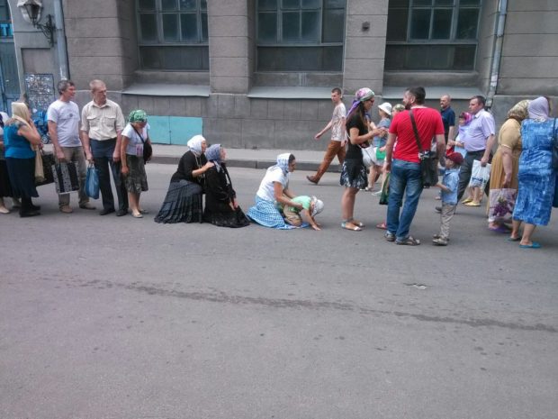 Новость - События - Дети на коленях, георгиевские ленточки и перекрытые улицы: как прошел крестный ход в Харькове