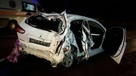 Новость - События - Ночью машина с тремя пьяными полицейскими "влетела" в дерево