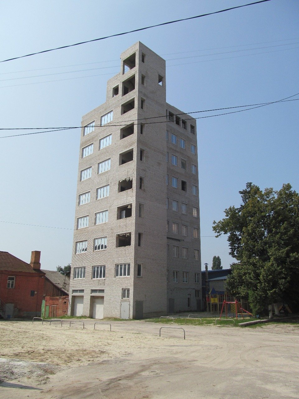 Новость - События - В Харькове мужчина во дворе построил многоэтажку вместо гаража