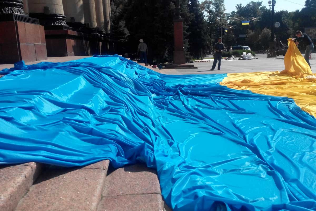 Новость - События - Здание ХОГА украшают огромным флагом Украины (фото)