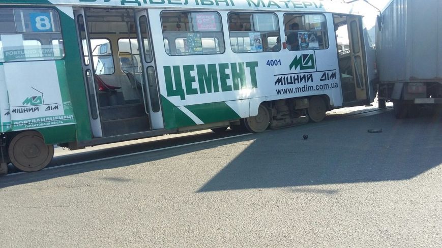 Новость - События - На площади Восстания трамвай врезался в тюремный грузовик