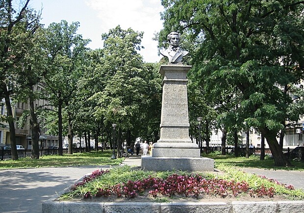 Вандалы украли даже кованые решетки возле памятника Пушкину - теперь у поэта выставят ночной народный караул. Фото: tekonst.net