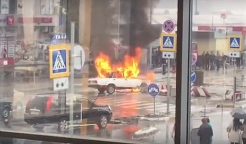 Новость - События - В Харькове посреди улицы пылал автомобиль (фото, видео)