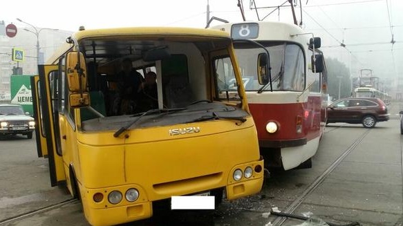 Новость - События - В Харькове трамвай протаранил маршрутку: есть пострадавшие