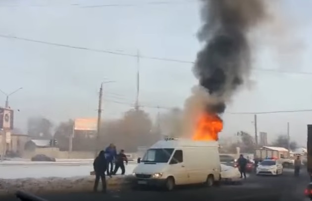 Новость - События - Видеофакт: возле торгового центра пылала машина