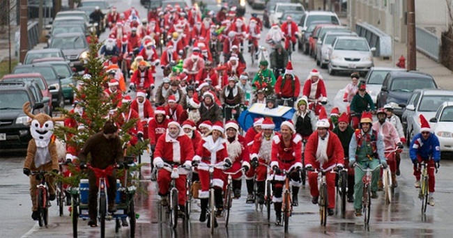 Новость - Досуг и еда - Ищи костюм и присоединяйся: Деды Морозы прокатятся по Харькову на велосипедах