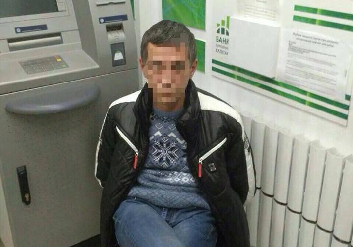 Новость - События - Ограбление по-харьковски: вооруженный мужчина в маске ворвался в банк на Гагарина