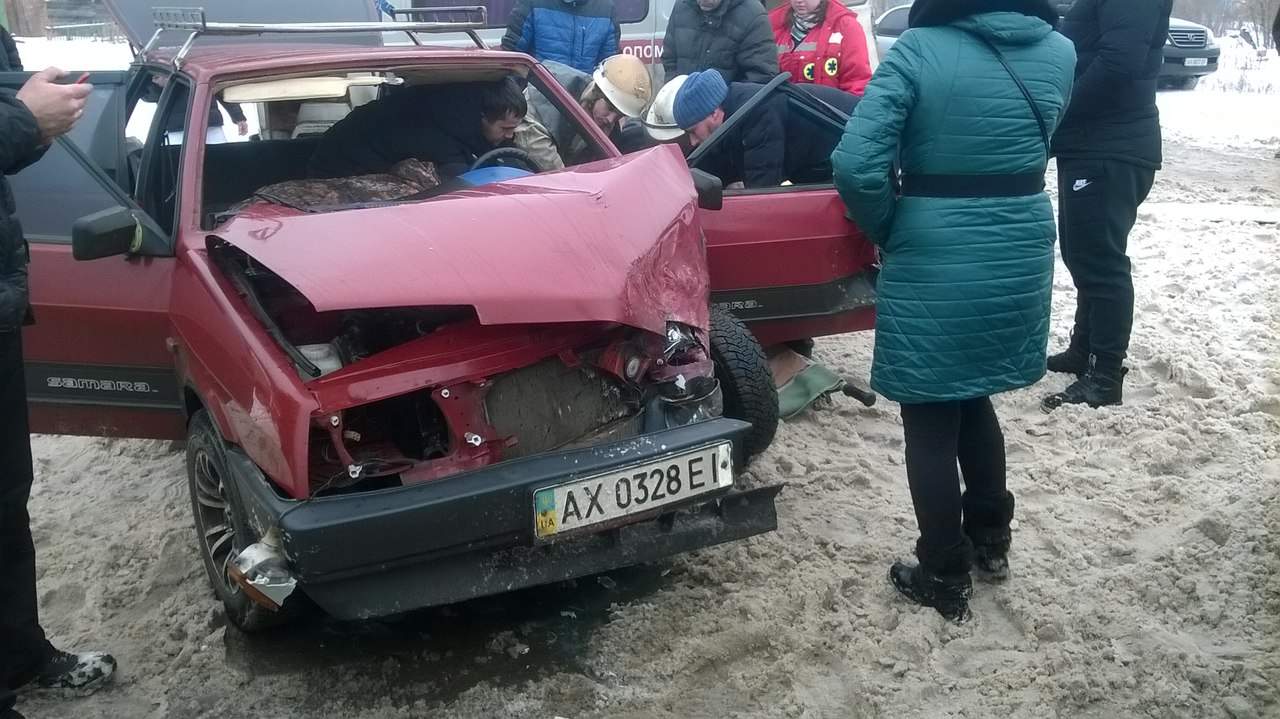 Новость - События - Жуткое ДТП под Харьковом: пострадали семь человек, водителя из машины доставали спасатели