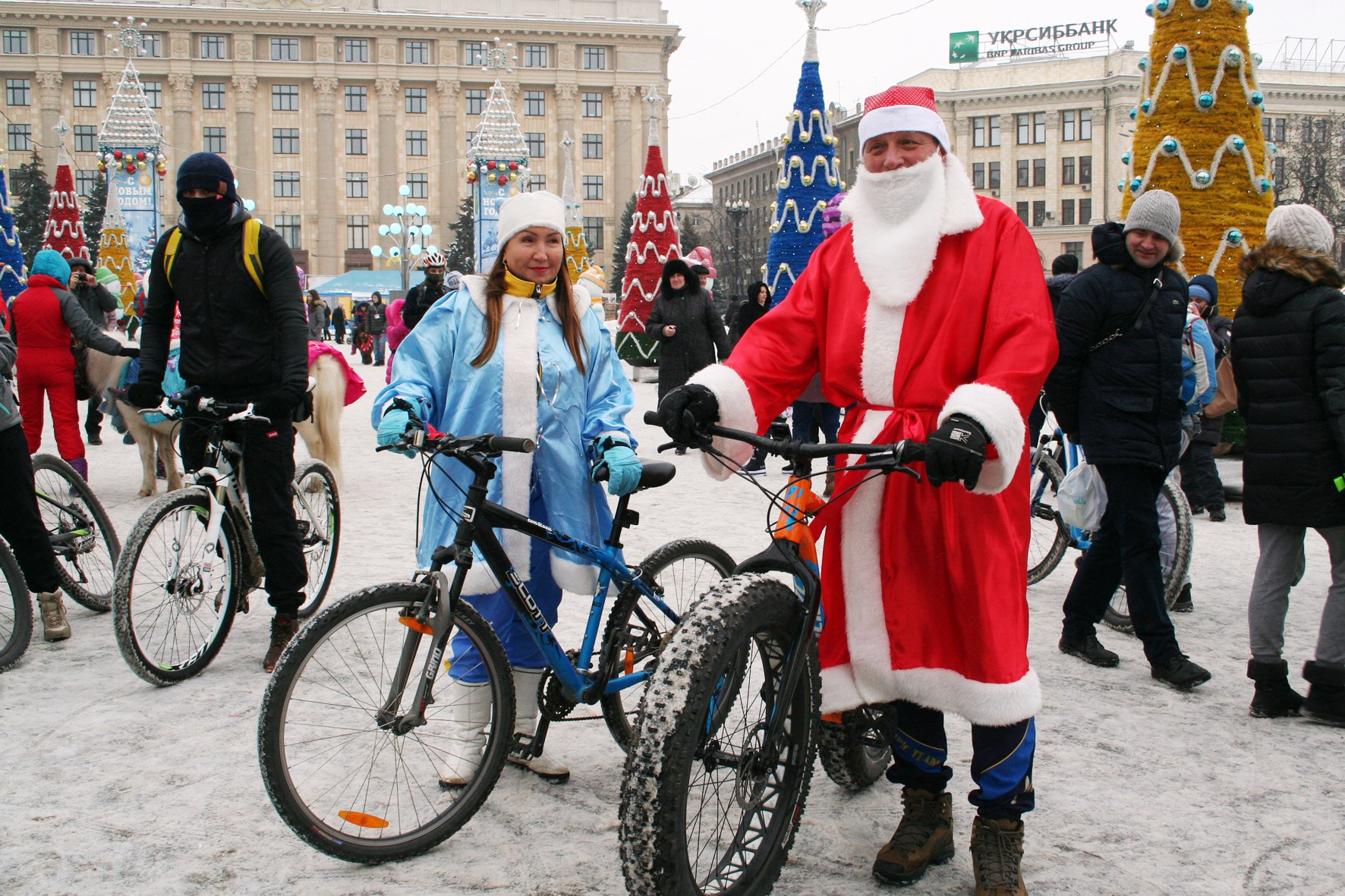 Новость - Досуг и еда - Как это было: по Харькову проехались Деды Морозы на велосипедах