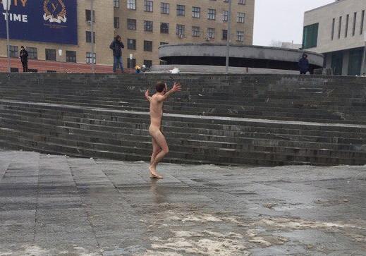 Новость - Досуг и еда - Это Харьков, детка: на площади Свободы голый мужчина жаловался, что Марина разбила ему сердце