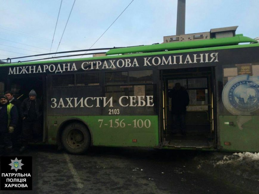 Новость - События - Снес забор и вылетел на встречку: в Харькове троллейбус попал в ДТП