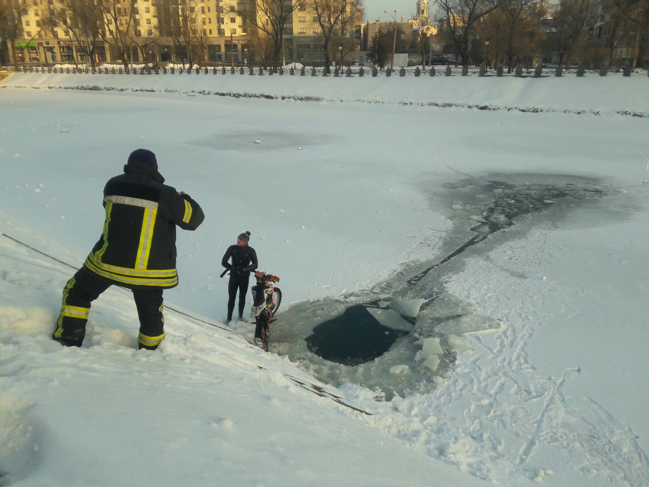 Новость - События - Взбодрился: в Харькове мотоциклист-экстремал провалился под лед