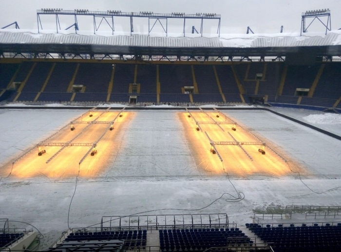 Новость - Спорт - Фотофакт: перед матчем "Шахтера" в Харькове растапливают снег лампами