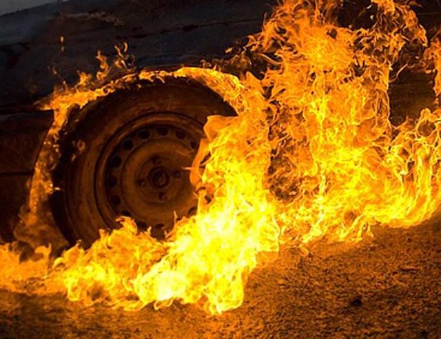 Новость - События - Видеофакт: в Харькове ночью горел автомобиль