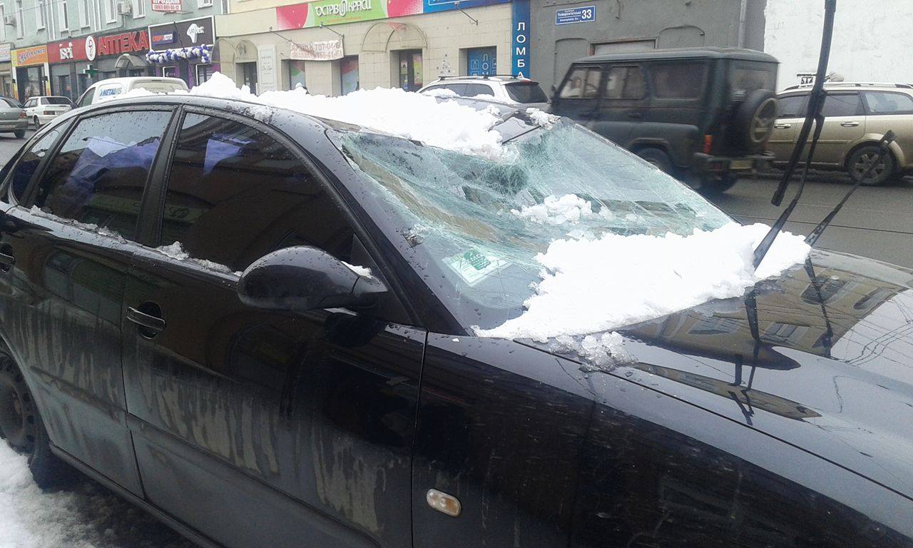Новость - События - Опасное время: в Харькове снежная глыба упала на машину с пассажиром